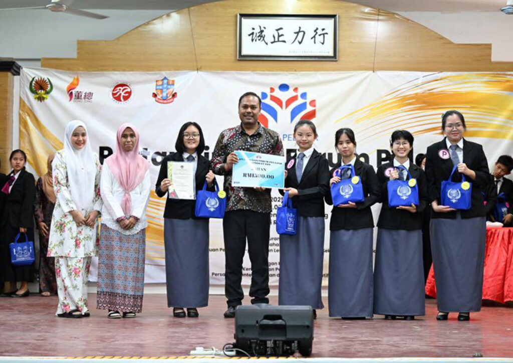 2025年全霹雳独中国语论坛赛获三连冠 / Triple Championship Achieved at the 2025 Pertandingan Forum Pelajar Peringkat Negeri Perak