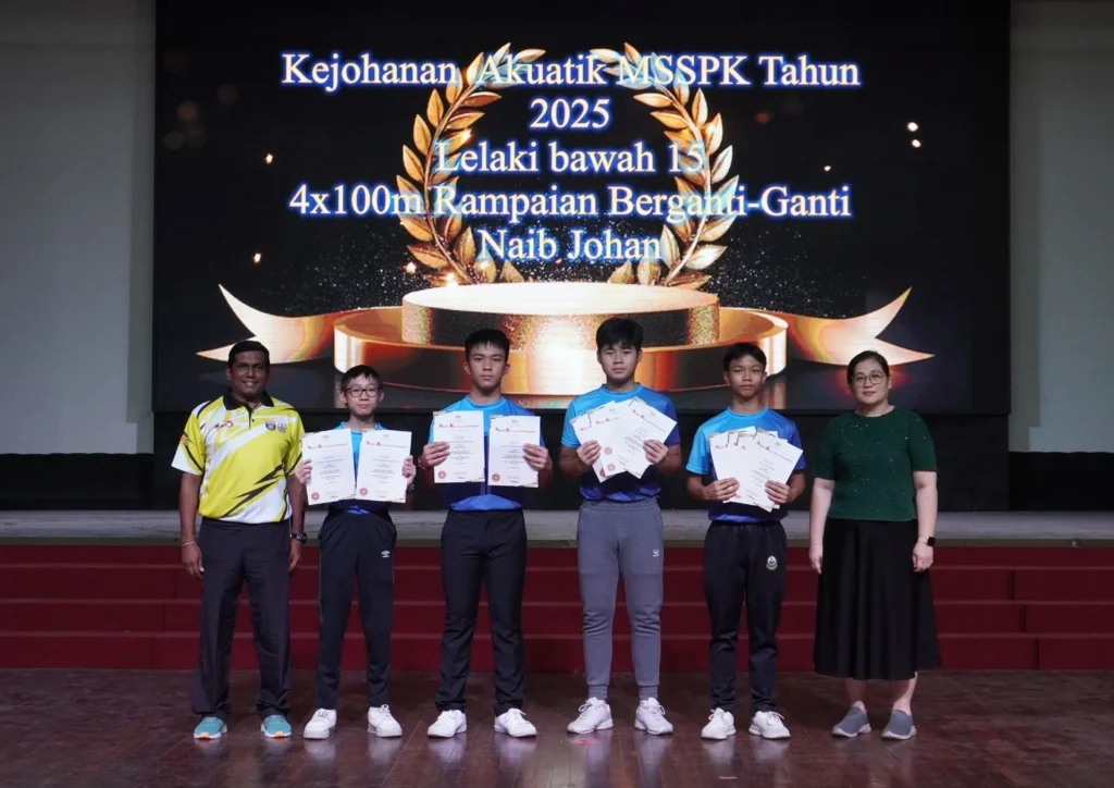 校内颁奖仪式 / On-Campus Award Ceremony